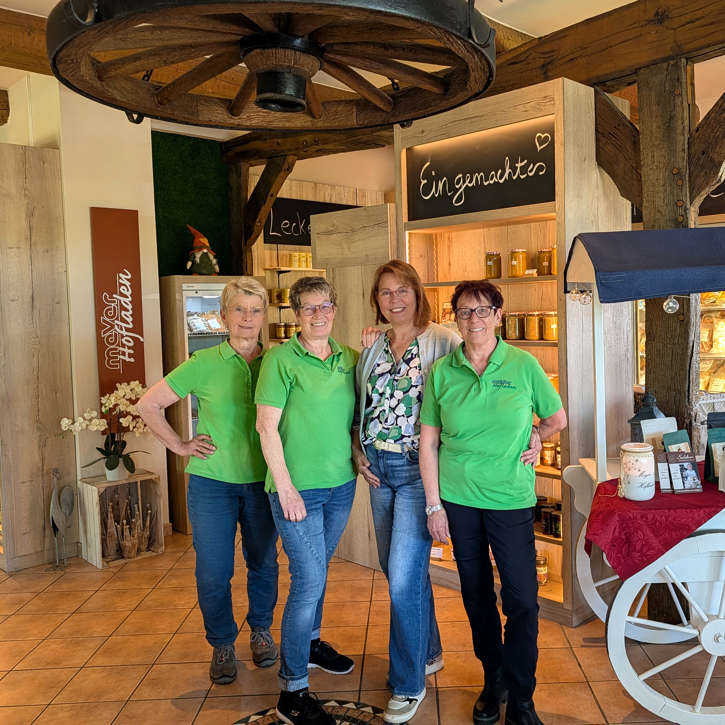 vier_sympathische_frauen_team_kolleginnen_hofladen_bio_vielfalt
